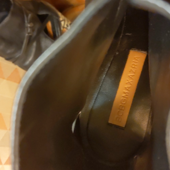 BCBGMAXAZRIA VERY UNIQUE! Leather Booties. Size 9 - Picture 4 of 7